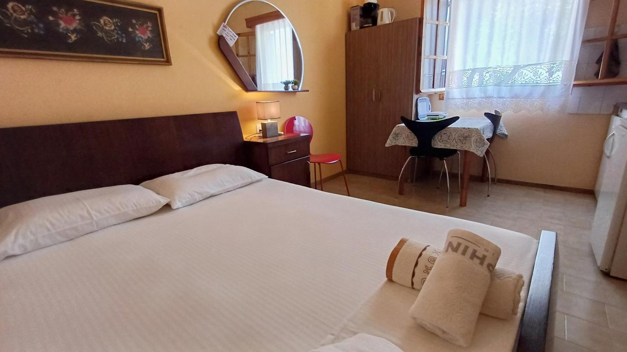 Studios And Apartments Meri Нео Клима Екстериор снимка